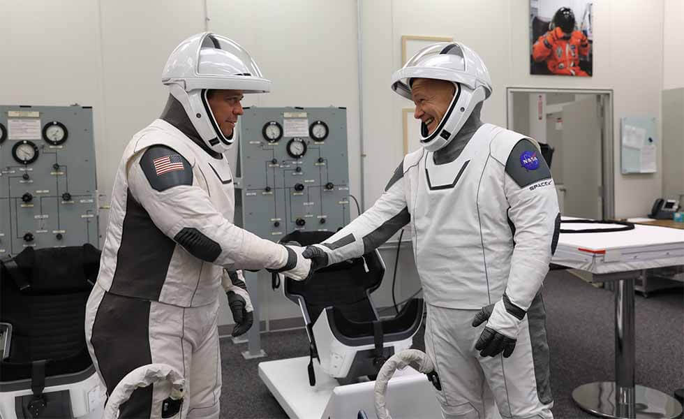  El artista mexicano que creó los trajes de los astronautas del Space XSubtítulo