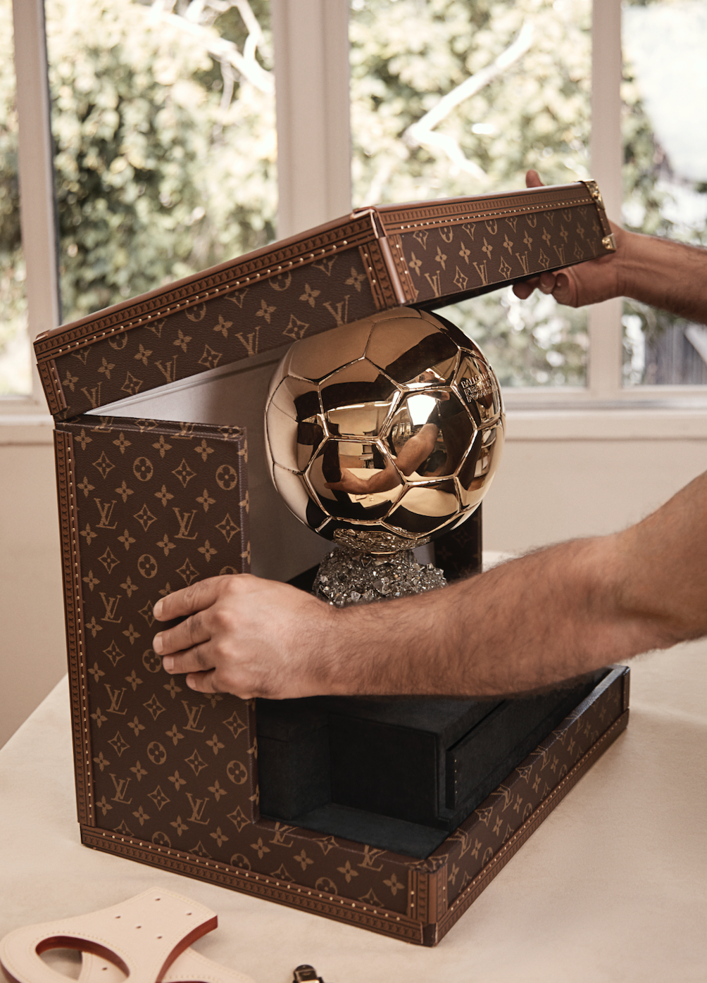 Louis Vuitton diseña el estuche para el trofeo Balón de Oro 2023 - Luster  Magazine