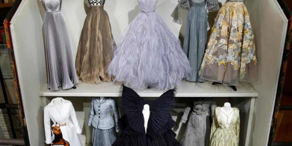 Dior transforma un desfile de moda en una casa de muñecas